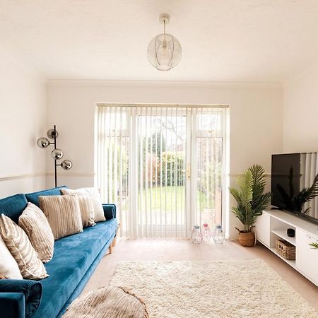Surrey Stays - 2 Bedroom House, Rh1, Contractors Welcome, Sleeps 5 Max, 2 Parking Spaces, Near Town Centre, Train Station And Gatwick Airport Редхилл Экстерьер фото
