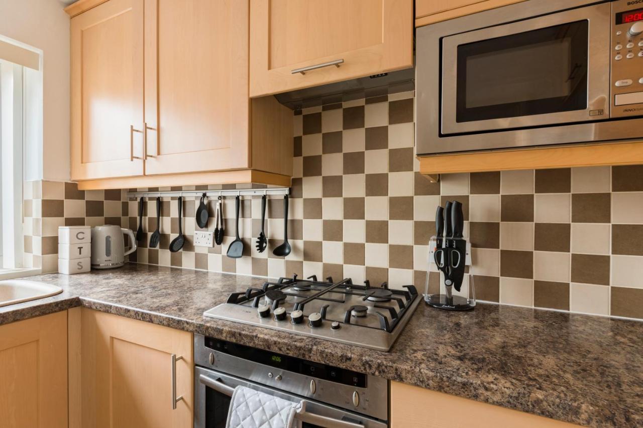 Surrey Stays - 2 Bedroom House, Rh1, Contractors Welcome, Sleeps 5 Max, 2 Parking Spaces, Near Town Centre, Train Station And Gatwick Airport Редхилл Экстерьер фото