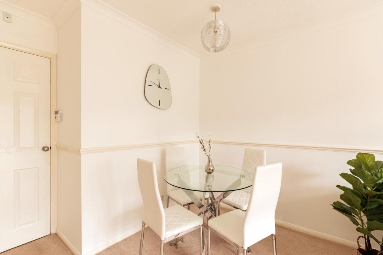 Surrey Stays - 2 Bedroom House, Rh1, Contractors Welcome, Sleeps 5 Max, 2 Parking Spaces, Near Town Centre, Train Station And Gatwick Airport Редхилл Экстерьер фото