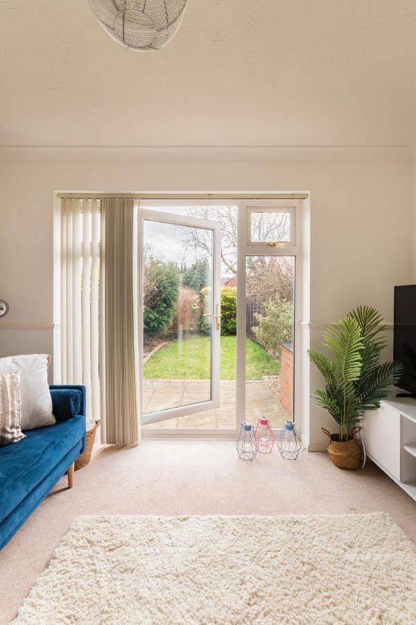 Surrey Stays - 2 Bedroom House, Rh1, Contractors Welcome, Sleeps 5 Max, 2 Parking Spaces, Near Town Centre, Train Station And Gatwick Airport Редхилл Экстерьер фото