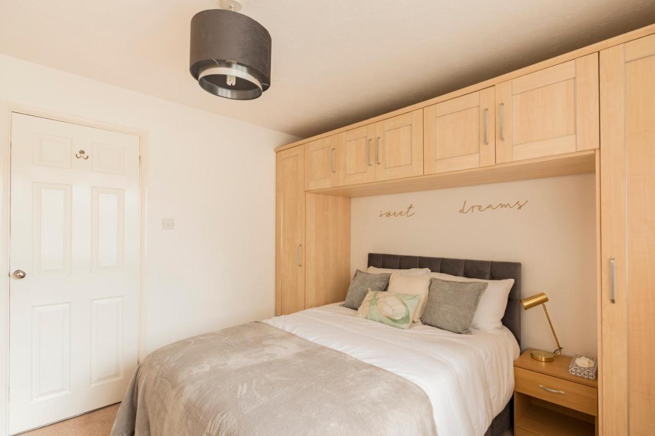 Surrey Stays - 2 Bedroom House, Rh1, Contractors Welcome, Sleeps 5 Max, 2 Parking Spaces, Near Town Centre, Train Station And Gatwick Airport Редхилл Экстерьер фото
